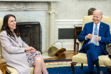 அதிகரிக்கும் துப்பாக்கிச்சூடு: நியூசிலாந்து பிரதமரிடம் ஆலோசனை கேட்ட அமெரிக்க அதிபர்!