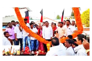 ஆத்தாடி எவ்வளவு பெருசு..நகர்மன்ற தலைவருக்கு 20 அடியில் மாலை - அசந்து போன மக்கள்