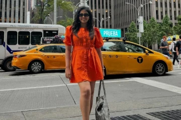 நடிகை அஞ்சலி அமெரிக்காவில் ஷார்ட் உடையில் இருக்கும் ஸ்டில்கள்