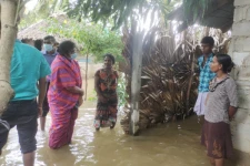 கிளிநொச்சியில் வெள்ள அனர்த்தம் ஏற்பட்ட பகுதிகளை மாவட்ட அரசாங்க அதிபர் பார்வையிட்டார்
