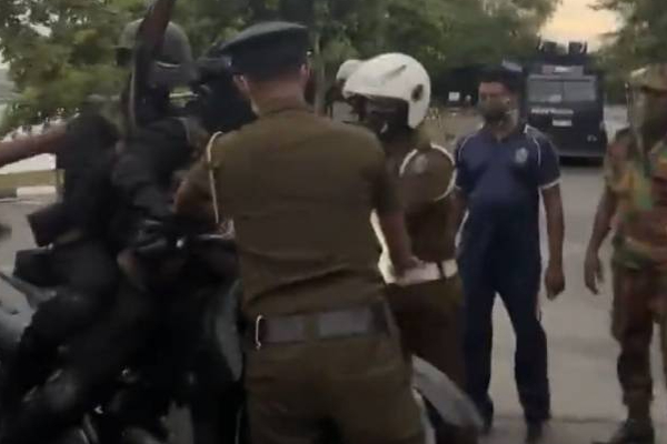 திடீரென நுழைந்த இராணுவ மோட்டார் சைக்கிள் குழுவினரை துரத்திய மக்கள்! | Parliament Street Army Motor Cycle People Attack