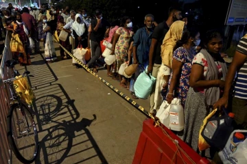 இலங்கையில் தொடரும் அவலம்- வரிசையில் நின்று முதியவர் உயிரிழப்பு!