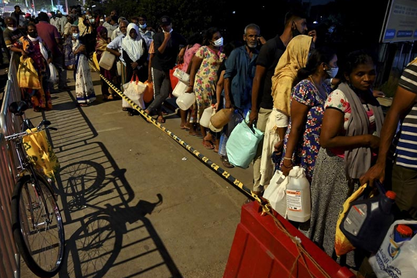 இலங்கையில் தொடரும் அவலம்- வரிசையில் நின்று முதியவர் உயிரிழப்பு! - ஐபிசி தமிழ்