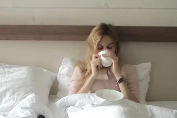 காலையில் எழுந்து வெறும் வயிற்றில் டீ குடிக்கும் பழக்கம் உள்ளதா? எச்சரிக்கையாக இருங்க