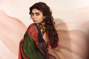 துஷாரா விஜயன் சேலையில் அழகிய போட்டோஷூட்