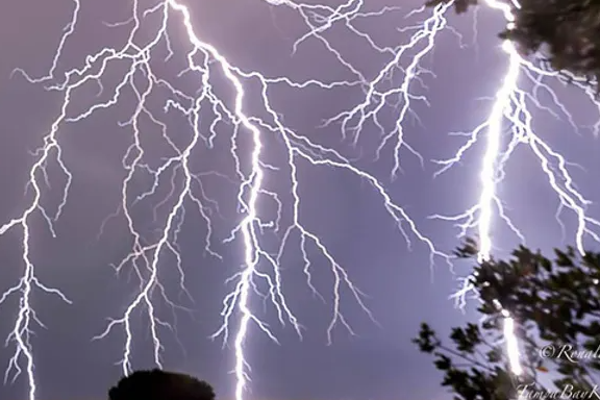பிரான்சில் ஒரே நாளில் 20,000மின்னல் தாக்குதல்கள்! | 20 000 Lightning Strikes In One Day In France