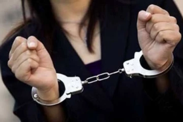 பொலிஸாரிடம் சிக்கிய யுவதி ; சோதனையின் போது மீட்கப்பட்ட ஆபத்தான பொருள்