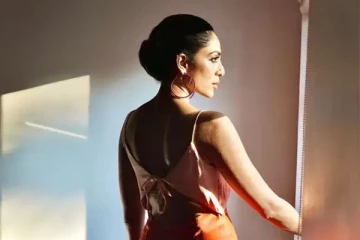 அட்டை விளம்பரத்திற்காக அந்த ஆடை போட்ட விக்ரம் பட நடிகை.. ஹாட் கிளிக்ஸ்