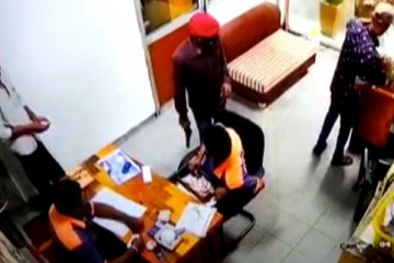 ඉන්ධන පිරවුම්හලක් කොල්ලකයි..බිහිසුණු මංකොල්ලයේ දර්ශන මෙන්න...(CCTV VIDEO)