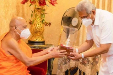 රටේ ඉදිරියේදි වෙනසක්..? මල්වතු අස්ගිරි හිමිවරුන්ගෙන් ජනපතිට ලිපියක්..