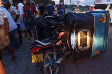 முச்சக்கர வண்டியுடன் மோட்டார் சைக்கிள் மோதி விபத்து - சிறுமி ஒருவர் பலத்த காயம் (Photos)