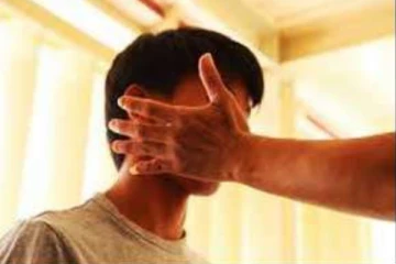 පාර අයිනේ පලතුරු වික්ක 18ටේ තරුණයාට නගරාධිපතිගෙන් කනේ පහරක්..බිරිඳ වීඩියෝ කරයි..