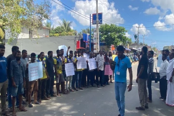 மட்டக்களப்பை அதிர வைத்த கொடூர சம்பவம்; சட்டத்தரணிகள் வரக்கூடாது; மக்கள் ஆர்ப்பாட்டம்