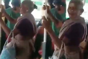 பேருந்தில் தன்னை மறந்து போட்ட ஆட்டம்! முகநூலில் ஆக்கிரத்த பாட்டியின் காணொளி