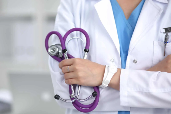 மோசமாக நடத்தப்படுவதால் பிரித்தானியாவை விட்டு வெளியேறும் புலம்பெயர்ந்த மருத்துவர்கள் | Overseas Doctors Left From Uk For Migrant Hate