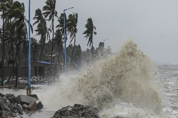 இலங்கையை தாக்கவுள்ள சூறாவளி; மக்களுக்கு எச்சரிக்கை! | Cyclone To Hit Sri Lanka Warning People
