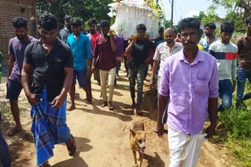 මිය ගිය කාන්තාවක් වෙනුවෙන් කදුළු සලන බල්ලෙක්.(VIDEO)