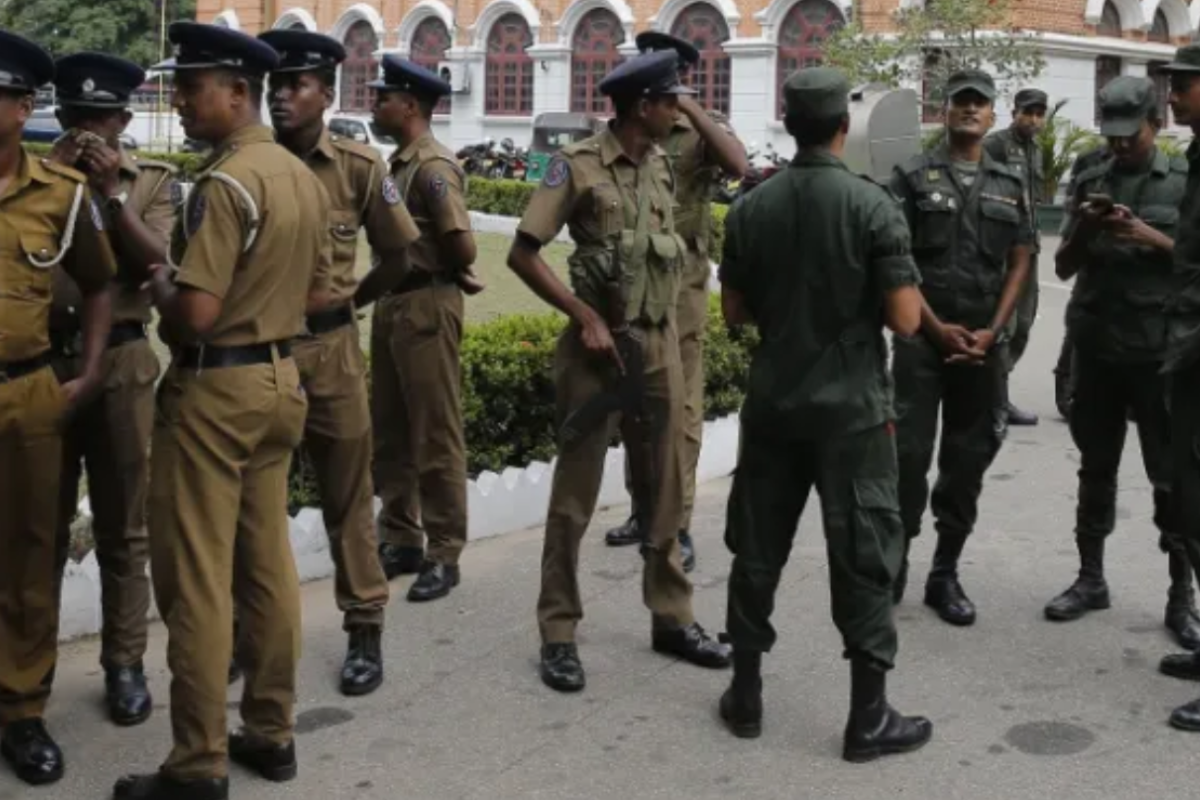 அம்பாறையில் குடும்பஸ்தர் சிறைக்கூடத்தில் உயிரிழப்பு - இரு பொலிஸார் இடைநிறுத்தம் | Family Member Dies Prison 2 Police Suspended அம்பாறையில் குடும்பஸ்தர் சிறைக்கூடத்தில் உயிரிழப்பு - இரு பொலிஸார் இடைநிறுத்தம் | Family Member Dies Prison 2 Police Suspended