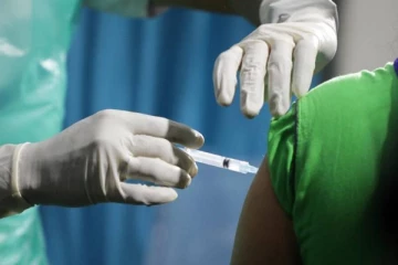 தடுப்பூசியால் மாணவி பலி? ஆயிரம் கோடி இழப்பீடு கோரும் தந்தை-நீதிமன்றம் அதிரடி!