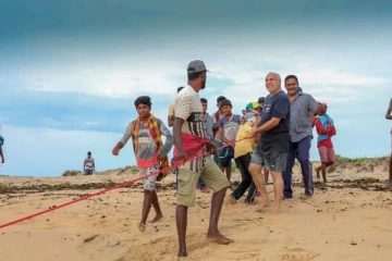 அறுகம்பை கடற்கரையில்  ரவூப் ஹக்கீம்