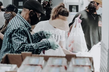 ආධාරයක් ලෙස හිස් කබලක් බෙදලා.