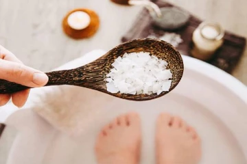 உப்பு கலந்த தண்ணீரில் குளிப்பதால் உடலில் இவ்வளவு மாற்றம் ஏற்படுமா!