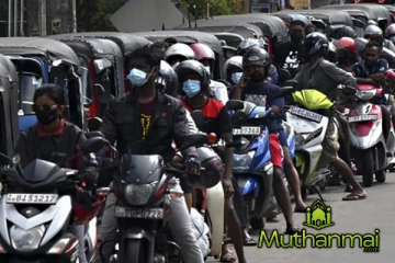 களுவாஞ்சிக்குடியில் எரிபொருளுக்கு நீண்ட வரிசையில் நிற்கும் மக்கள்