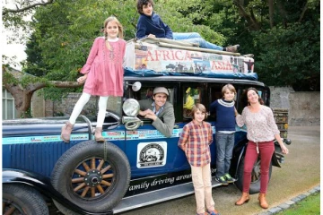 22 ஆண்டுகள் காரிலேயே உலகை சுற்றிய தம்பதி!