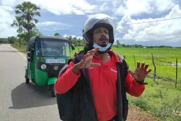 ஊடகவியலாளர்  மீது இராணுவம் கொடூர தாக்குதல்! தடைய பொருள் சிக்கியது