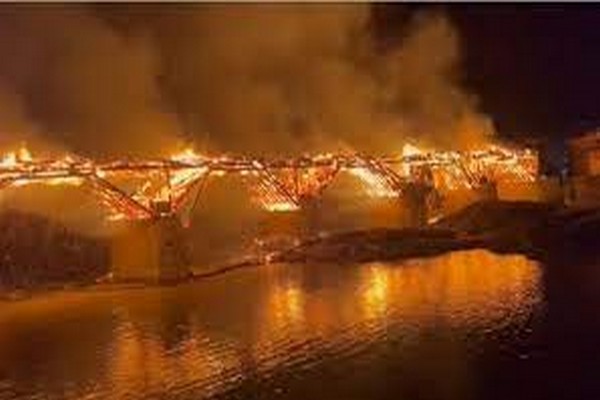 9 நூற்றாண்டுகள் பழமையான பாலம் தீக்கிரை | 900 Year Old Long Wooden Bridge In China Burns