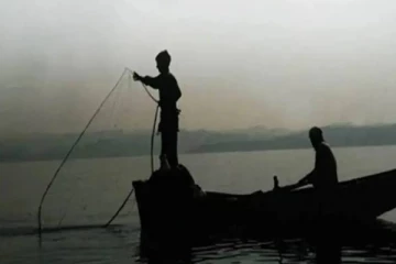 எச்சரிக்கையை மீறி கடலுக்குச் சென்ற இரு மீனவர்களுக்கு நேர்ந்த நிலை!