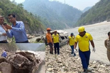 இந்தியாவில் 100 அடி பள்ளத்தில் கவிழ்ந்த வாகனம்: பலர் பலி