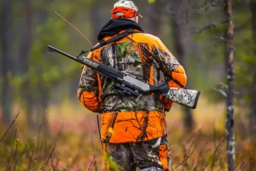 சாலையில் சென்று கொண்டிருந்த கார் மீது பாய்ந்த குண்டு... பிரான்சில் வேட்டைக்காரர்களால் தொடரும் சர்ச்சை