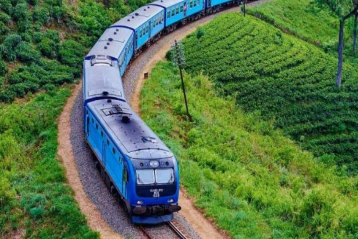 மண்மேடு சரிந்ததில் ரயில் சேவைகள் பாதிப்பு | Landslide Disrupts Train Services