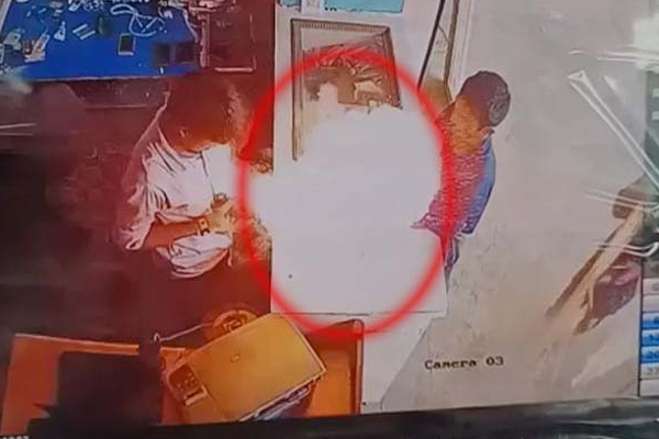 திடீரென வெடித்து தீப்பிடித்த மொபைல் போன்! நொடியில் உயிர்தப்பிய நகரின் திக் திக் காட்சி | Cellphone Battery Bursts Flames Awareness