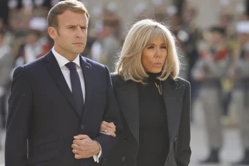 முன்மாதிரியாக இருக்கவேண்டிய ஒரு ஜனாதிபதி தன் ஆசிரியையே திருமணம் செய்யலாமா? இமானுவல் மேக்ரானை திணறடித்த ஊடகவியலாளர்!