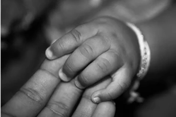 குப்பைத் தொட்டியில் குழந்தை - வீசிச் சென்ற தாயே பதறி அடித்து ஓடிவந்த பரிதாபம்!