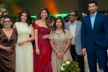බොලිවුඩ් සුපිරි තරු රැසක් පිරිවරාගෙන කොළඹ හොල්ලපු වැඩේ මෙන්න - ලංකාවේත් පළවෙනි වතාවට [VIDEO]