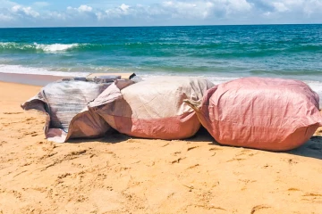 கடற்கரையில் சந்தேகத்திற்கிடமான மூன்று மூட்டை; நாட்டுக்குள் நுழைந்த பொருள்
