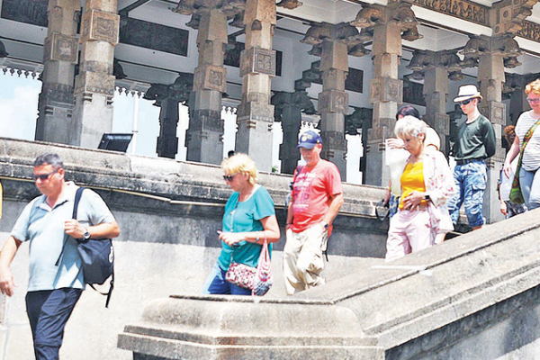 சுற்றுலாப்பயணிகள் வருகையில் இலங்கைக்கு பின்னடைவு | Over 80 Of August Tourist Arrival Target Reached