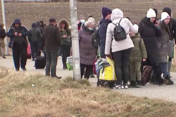 உக்ரைனில் போர் பதற்றம்: அச்சத்தால் நாட்டைவிட்டு வெளியேறும் மக்கள்