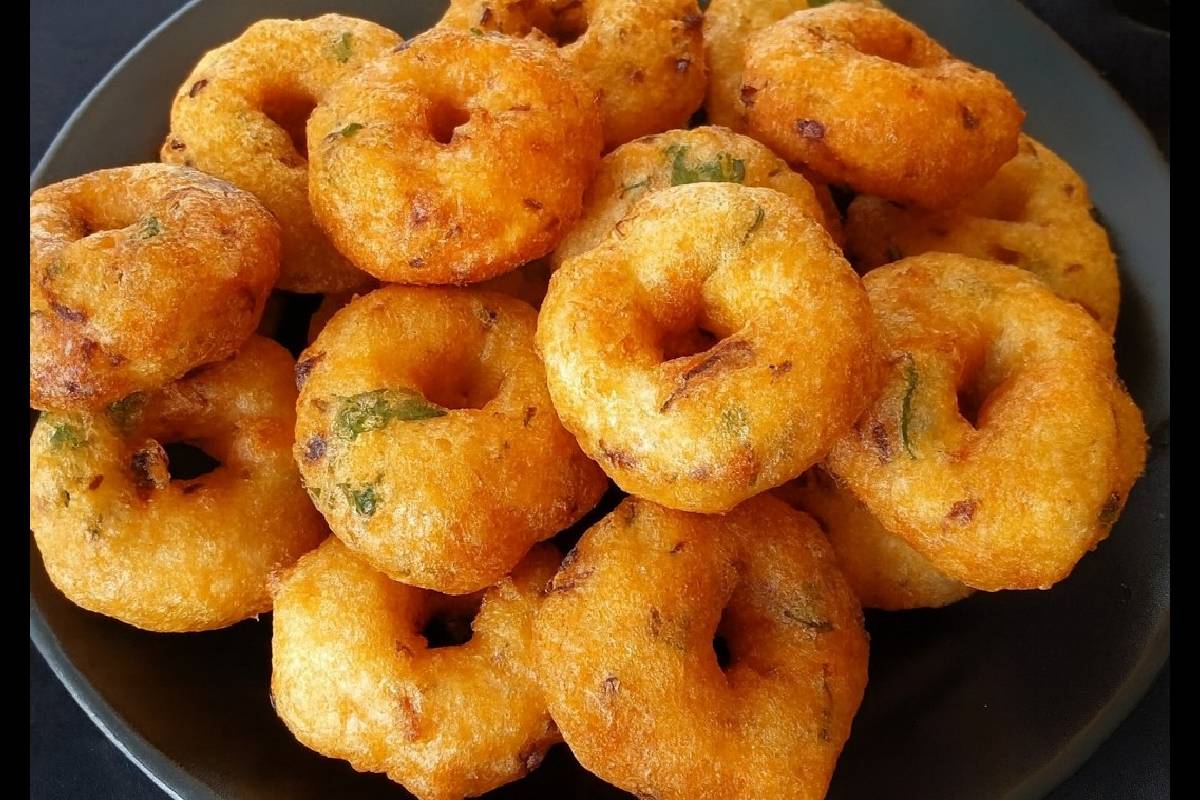 மொறு மொறு சுவையில் உளுந்து வடை வேண்டுமா? இப்படி செய்ய உளுந்தே தேவையில்லை! | How To Make A Medu Vada Within 10 Minites