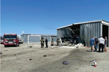 அமெரிக்காவில் இரண்டு விமானங்கள் நேருக்கு நேர் மோதி விபத்து