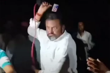 பத்திரிகையாளர்களை ஓட ஓட விரட்டியடித்த நடிகர் மோகன் பாபு - வைரலாகும் அதிர்ச்சி வீடியோ