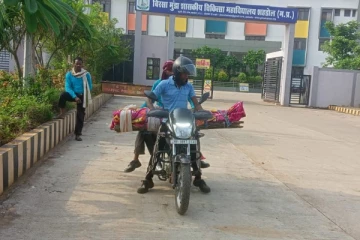 இறந்த தாயின் பிணத்தை மரப்பலகையில் கட்டி எடுத்து சென்ற மகன்கள்! இதயத்தை நொருக்கும் பின்னணி