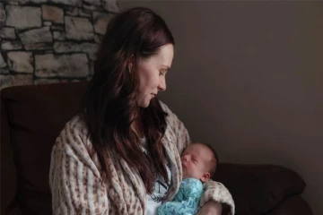 டெக்சியிலேயே பனிக்குடம் உடைந்த கர்ப்பிணி: சாரதி செய்த செயல்