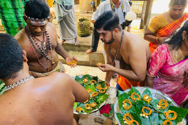 யாழ் தொண்டைமானாறு செல்வ சந்நிதியான் ஆலயத்தில் 108 ஜோடிகளுக்கு திருமணம்; நெகிழவைத்த வெளிநாட்டு தம்பதி ! | 108 Couples Got Married Selva Sannidhi Temple