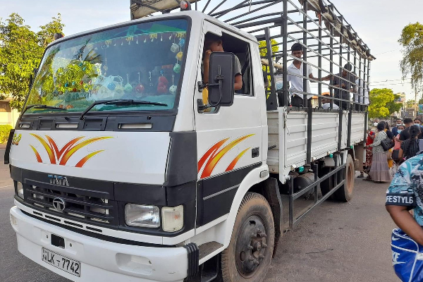 ஆட்சியில் உள்ளவர்கள் சிந்திக்கவில்லை....ஆனால் பயணி ஒருவரின் ஆதங்கம்! | Those In Power Do Not Think
