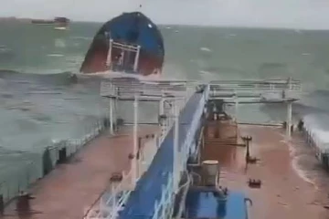 நடுக்கடலில் இரண்டாகப் பிளந்த ரஷ்ய கப்பல்... கசியும் டன் கணக்கிலான எண்ணெய்