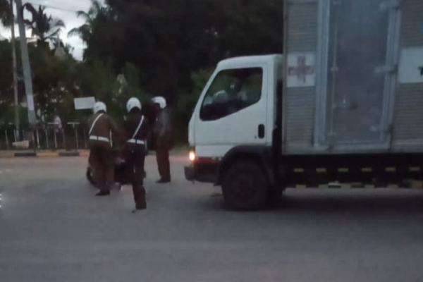 யாழில் மருந்துகள் ஏற்றிவந்த வாகனம் விபத்து! | A Vehicle Loaded With Medicines Accident In Yali
